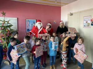 IMG 1932 - Le vendredi 16 décembre, l'école a reçu la visite du Père Noël 🎅