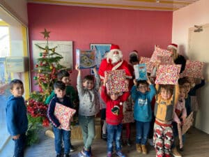 IMG 1943 1 - Le vendredi 16 décembre, l'école a reçu la visite du Père Noël 🎅