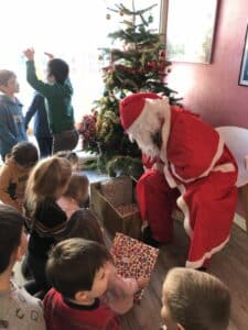 IMG 4565 - Le vendredi 16 décembre, l'école a reçu la visite du Père Noël 🎅