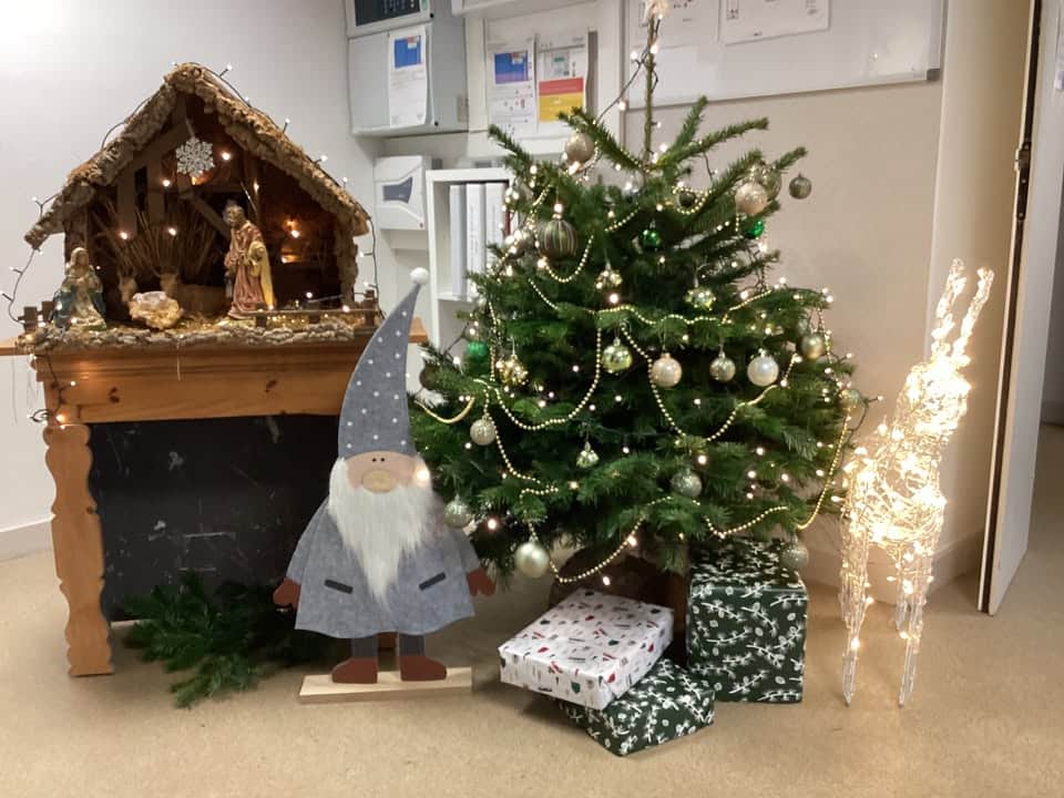 En attendant Noel De sympathiques decorations donnent au college 1 1134724115325550 - Actualités